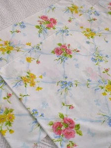 Vintage pair pillowcases blue yellow red green floral flower cottage 80s 90s - Picture 1 of 23