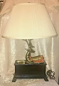 Messing Hirsch/Hirsch auf dunklem Holzsockel Tischlampe mit ovalem Schirm - Bild 1 von 10