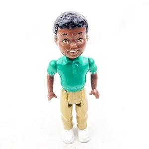 Playskool Casa de Muñecas Afroamericano Niño Hermano Hijo Muñeca Camisa Verde Pantalones Tostados - Imagen 1 de 2