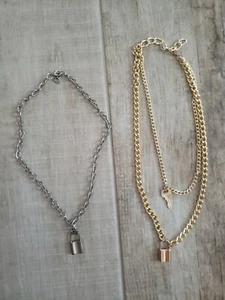 Set x 2 Schloss mit Schlüsselhalsketten in Gold und Distressed Silber. - Bild 1 von 4