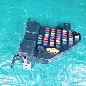 05 Hyundai Tuscon Fuse Box 91110-2E001 Interior Cabin Multifunction Junction - Picture 1 of 4