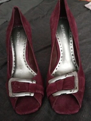 BCBGirls Purple Suede Peep Toe Stilettos w/ Metallic Buckle Size 8.5 Foto 1 de 4