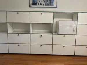 Sideboard USM Haller weiß mit matter Glasplatte abschließbar flexibel montierbar - Bild 1 von 7