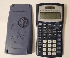Texas Instruments TI-30X IIS wissenschaftlicher Taschenrechner mit Deckel gebraucht - Bild 1 von 4