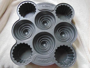 Wilton 3D Cupcake Muffin Backform - Robuste Große 8-Muffin Backform - Bild 1 von 3