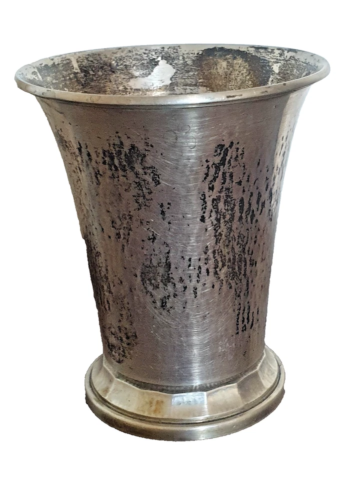 Georg Jensen. Taza de plata martillada con sello para 1929. Foto 1 de 4