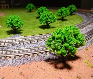20 Medium Green Trees, 40 Mm High - Picture 1 of 9