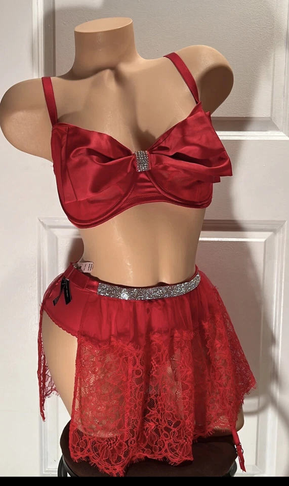 Victoria’s Secret Very Embellished Rhinestone Crystal Stone Push up Bra 32c