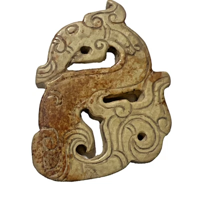 RARO COLGANTE DE JADE BLANCO ROJIZO Y CALCIFICADO DE UN DRAGÓN, PERÍODO CHOU, 1046-256BC Foto 1 de 4