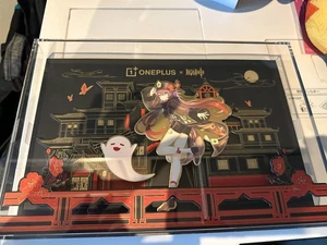 OnePlus Ace Pro Hu Tao Genshin Collab Set Poster Figur Pin Ständer Aufkleber #3007 - Bild 1 von 1