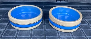 Juego de 2 platos de cerámica Crock azul y tostado a rayas para perro - Imagen 1 de 10