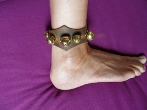 GROSSES LEDER SCHELLENBAND 7 Schellen FUSSBAND Mittelalter Hexe Tanz Glöckchen - Bild 1 von 3