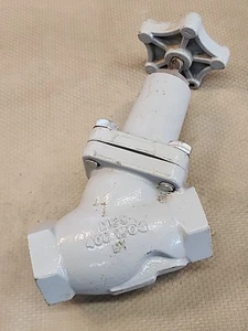 MEC - ME825-10 - Full Port 1-1\4" fpt Globe Valve - 400 wog - Double Stem Seal - Picture 1 of 3