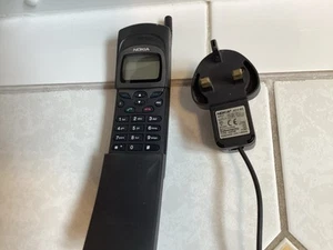 RETRO NOKIA 8110i MOBILE PHONE , Does Turn On,,,,,with Its Charger,,. - Afbeelding 1 van 20