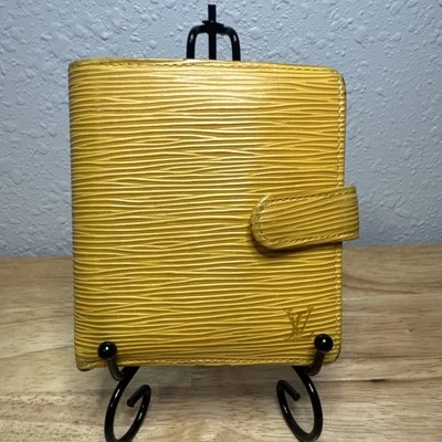 Cartera Louis Vuitton EPI plegable a presión amarilla y púrpura Foto 1 de 4