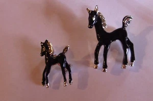 VINTAGE BEAUTIFUL SET BLACK W/ BLING MARE & FOAL HORSE PINS EXCELLENT CONDITION - Picture 1 of 2