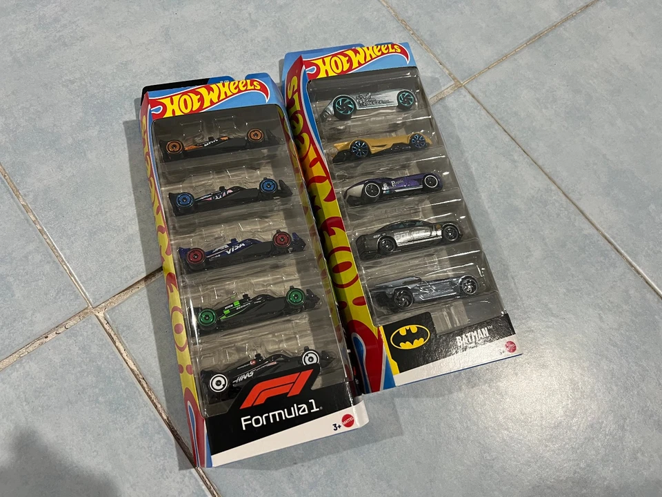 Hot Wheels Set 10 Auto Batman & Formula 1 F1 Collezione Mattel HotWheels 1:64 - Immagine 1 di 2