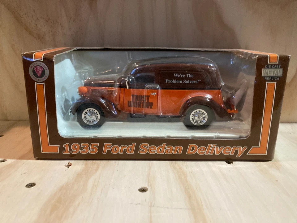 CROWN PREMIUMS 1/24 НАДЕЖНЫЕ ХОЗЯЙСТВЕННЫЕ МАГАЗИНЫ 1935 FORD СЕДАН ДОСТАВКА ФУРГОН - Изображение 1 из 4