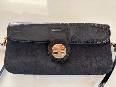 Bandolera sin asas convertible con logotipo de cocodrilo negro DKNY Foto 1 de 3