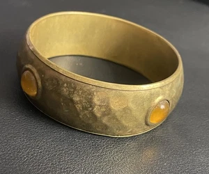 Vintage gehämmert Messing Armreif Armband Faux Bernstein Cabochon Boho breit 2,75" Durchmesser - Bild 1 von 8