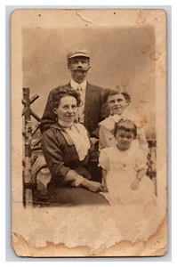 Vintage 1900er Familienportrait Kinder Mama Vater mit Lenker Schnurrbart RPPC - Bild 1 von 2