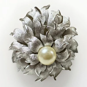 Vintage CROWN TRIFARI Brooch Gold Tone w/Faux Pearls Multi Layers Flower EUC - Picture 1 of 4