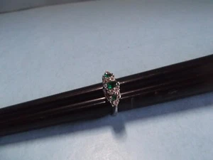 Anillo de joyería de moda banda tono plata con piedra ovalada verde y blanca talla 4,75 - Imagen 1 de 10