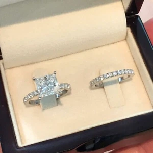 Conjunto de anillo de compromiso nupcial de moissanita corte princesa de 3 quilates enchapado en oro blanco de 14 quilates - Imagen 1 de 8
