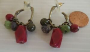 Dangling Goldtone Faceted/Mottled Garnet/Green/Purple Hoop Earrings 1 5/8"