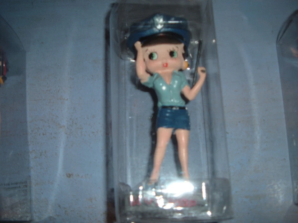 FIGURINE NEUVE EN RESINE BETTY BOOP - AGENT DE POLICE - Photo 1/1
