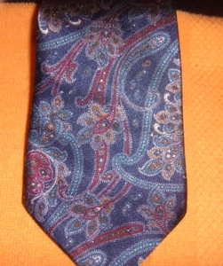 TOWNCRAFT PENNEY POLYESTER MENS TIE 57"X 3-1/2" RED,SILVER,BLACK PAISLEY SHINNEY - Picture 1 of 2