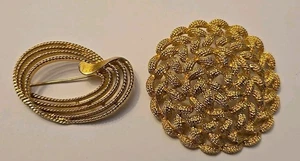 Par de broches vintage Monet tono dorado muy detallados - Imagen 1 de 7