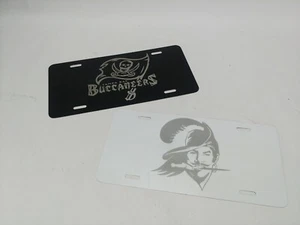 Etiqueta de automóvil con logotipo de Tampa Bay Buccaneers grabada con láser en placa de licencia de aluminio - Imagen 1 de 7