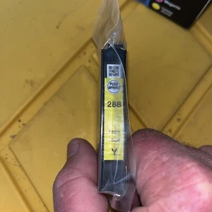 Original Epson 288 Farben gelbe Tintenpatrone in werkseitig versiegelter Verpackung. - Bild 1 von 4