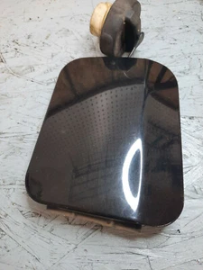 05 06 07 08 09 10 CHRYSLER 300 LID GAS FUEL DOOR COVER W/ CAP OEM - Imagen 1 de 2