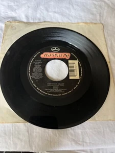 80's 45 RPM Record KISS / Hide Your Heart / Betrayed - Imagen 1 de 1