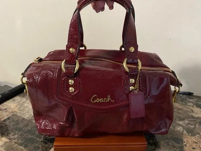 Cartera de mano Coach de cuero rojo carmesí para mujer Foto 1 de 4