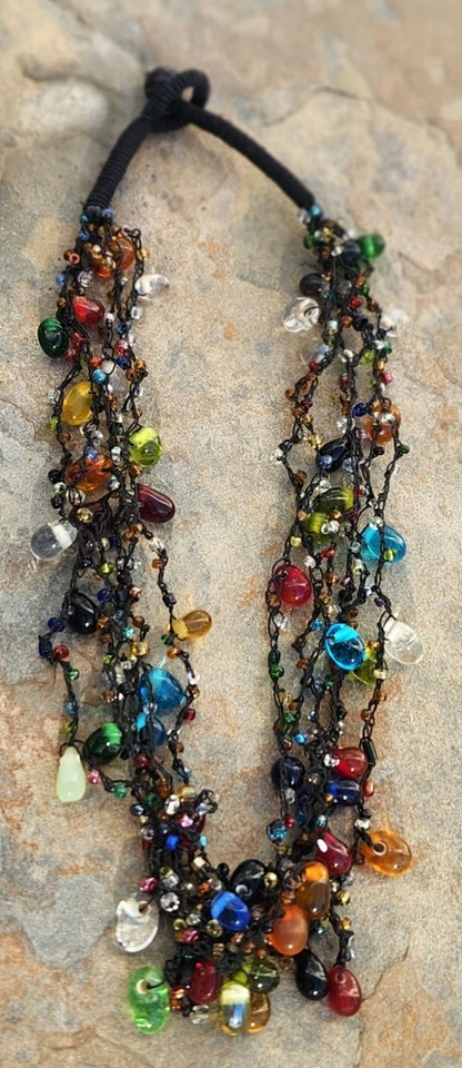 Collar en capas con cuentas de vidrio multicolor con broche artesanal de cuerda negra Foto 1 de 4