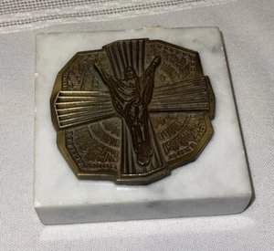 Vintage religiöser Briefbeschwerer Jesus am Kreuz auf Carrara Marmorsockel Italien 1977 - Bild 1 von 6