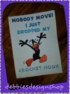 Iron On Patch 5" X 7" Daffy Duck "Nobody Move! I Just Dropped My Crochet Hook" - Picture 1 of 1