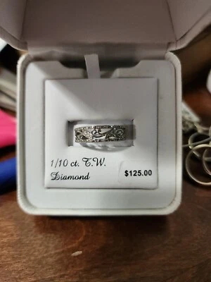 Women’s Wedding Band 1/10 carat diamond size 7 Very Pretty! - Image 1 of 4