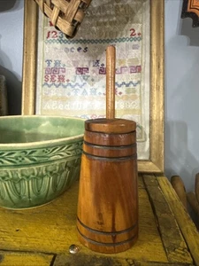 Batidora de mantequilla de madera primitiva de colección 8” para casa de muñecas miniatura muestra de vendedor - Imagen 1 de 7