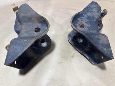 1999-01 FORD F250 F350 4X4 FRONT LEAF SPRING FRAME BRACKETS PAIR Foto 1 de 4