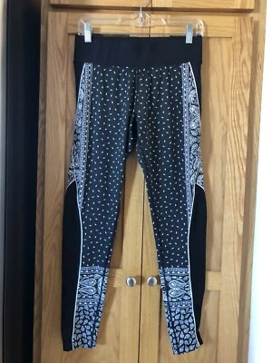 LEGGINGS VISÓN ROSA MOVIMIENTO CINTURA ALTA ESTAMPADO BLANCO Y NEGRO TALLA MEDIANA Foto 1 de 4