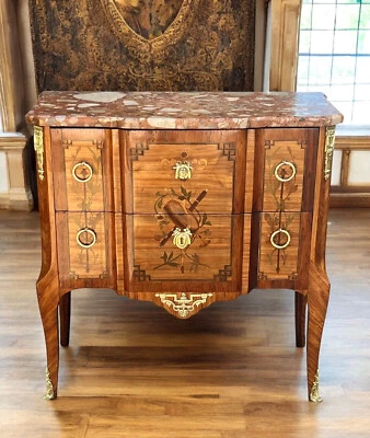 COMMODE TRANSITION DU XIXe EN MARQUÈTERIE A DÉCOR D'INSTRUMENTS DE MUSIQUE - Photo 1/4