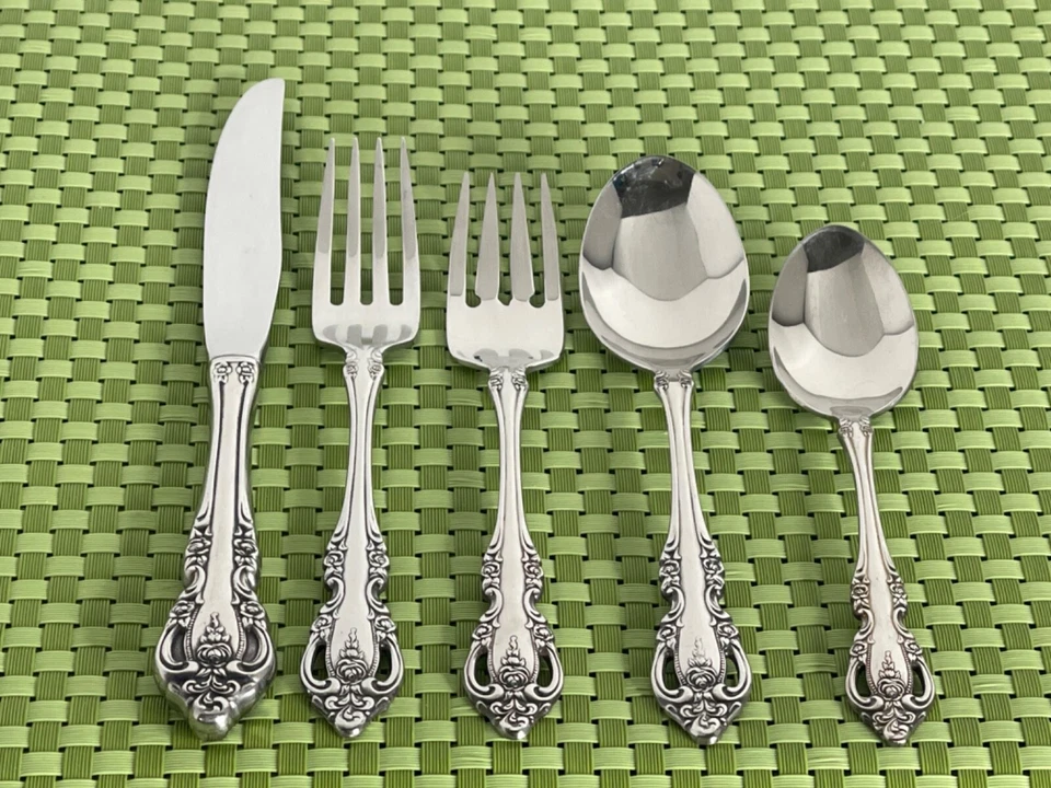 Oneida Community BRAHMS Stainless Glossy Silverware Flatware SMART CHOICE A28G - Image 1 of 1