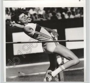 Atleta Olímpica Ulrike Meyfarth SALTO DE ALTURA @ PISTA MEET DEPORTES 1975 foto de prensa - Imagen 1 de 2