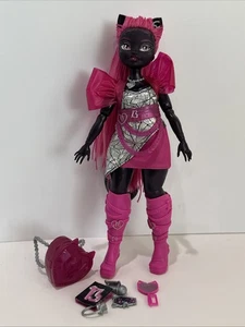 Monster High G3 Catty Noir Fashion Doll con accessori stivali outfit - Foto 1 di 15