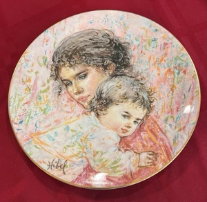 Collectors International by Royal Doulton 1976 "Marilyn & Child" 4th of a Series - Picture 1 of 15