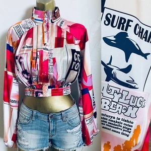 AKIRA neue plissierte Bluse im Designer-Stil mit SURFER-Motiv Größe Small - Bild 1 von 15